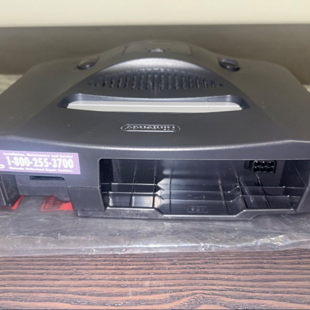 Nintendo 64 with Controllers & Adapter - Picture 10 of 12
